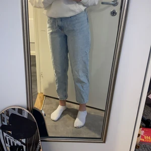 Jeans - Ett par jeans från hm som e ganska använda:) Helt oskadda å i väldigt bra skick i strl 34:)