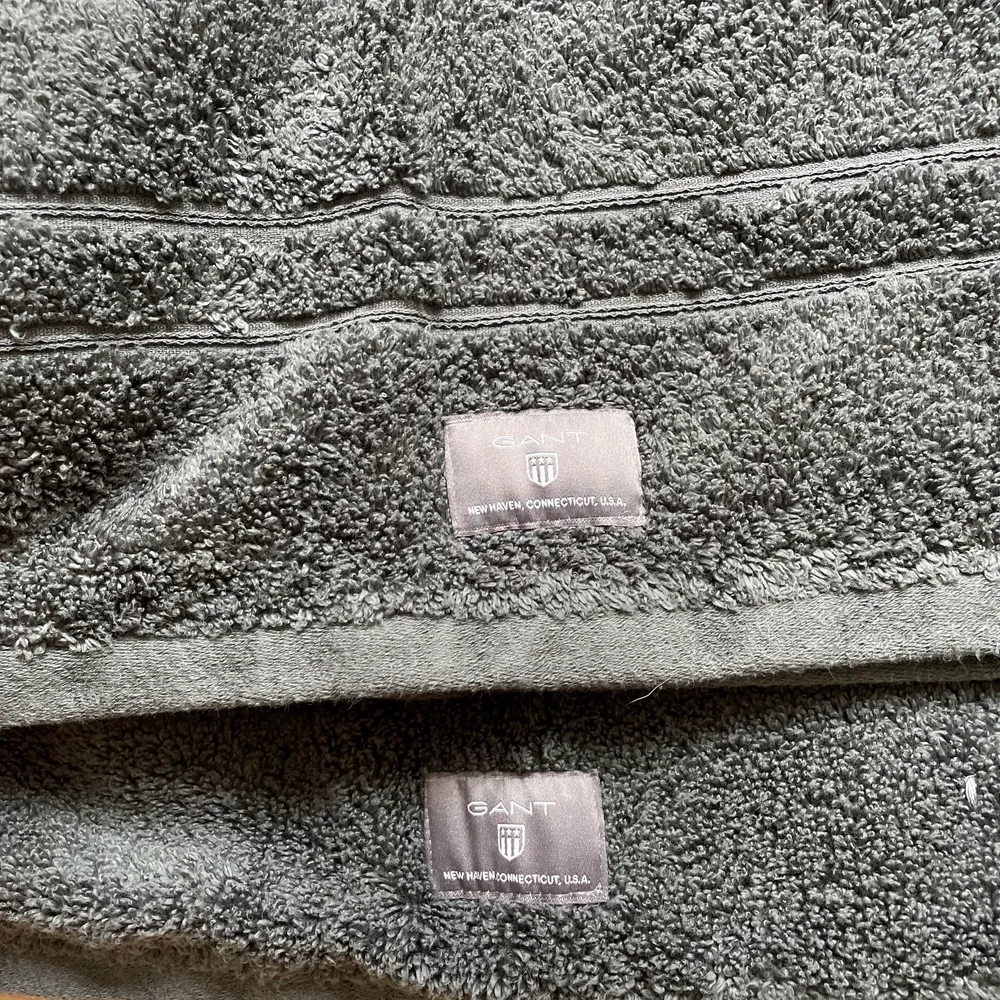 Handdukar och badrumsmatta från Gant i färgen mörkgrå. Säljs pga fel färg. . Övrigt.