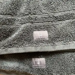Handdukar och badrumsmatta från Gant i färgen mörkgrå. Säljs pga fel färg. 