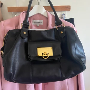 Svart handväska - Svart handväska från & Other stories. Classy och rymlig. Har även extra handtag, så man kan förlänga de och byta ut om man vill göra det. 