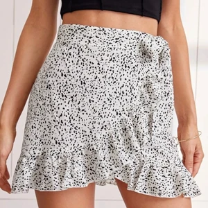 Väldigt fin kjol i strl XS - Säljer en väldigt fin kjol köpt ifrån Shein💗 Den är aldrig använd och är i helt ny skick💗 Säljer då den tyvärr är lite för liten💗 Har för mig att den är slutsåld vid nu läget💗 Pris går självklart att diskutera💗