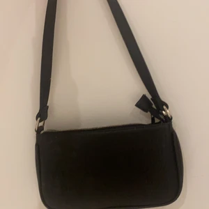 Väska - En svart fin väska använder knappt 