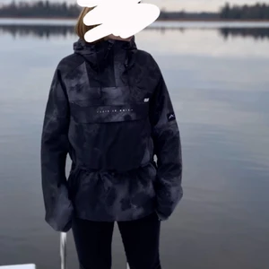 dope jacka - Säljer min fina jacka få den inte kommer till användning längre. Fins en skada på jackan vilket är att man inte kan dra åt resåren i midjan så den ska va utan den har släppt på ena sidan. Nypris 899kr, köparen står för frakten💕