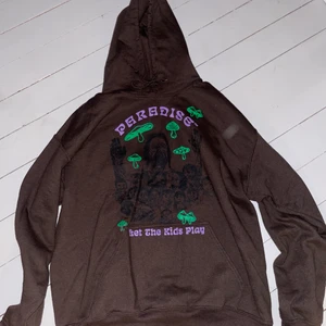 Paradise NYC - Paradise Nyc Hoodie köpt från junkyard för ett drygt år sedan. Slutsåld överallt. Sparsamt använd, inga flaws. Riktigt skön & fet tröja. Size L, priset kan diskuteras 
