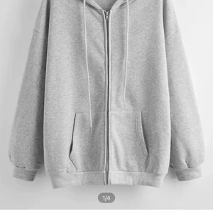 Zip Hoodie  - En grå oversized ziphoodie köpt från Shein för några månader sen, Aldrig använd då den inte är min stil direkt. Jätteskönt material och stor luva, slutar strax under rumpan på mig som är 171