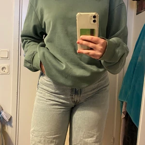 hm sweatshirt  - grön tröja från hm herravdelningen! storlek M så skulle säga mer en L i damstorlekar! använd ganska mycket men fortfarande i bra skick! 💕