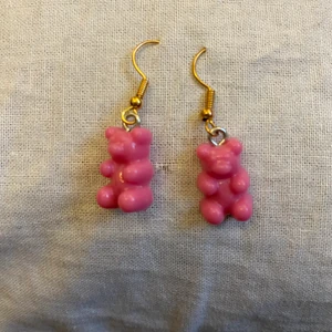 Rosa G-Björn - Söta gummibjörnar i rosa med guld krokar.