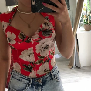 Nelly top - Jättehärlig top från NellyOne i storlek S. Perfekt för sommaren eller en skön, varm semester. Köparen står för frakt. 