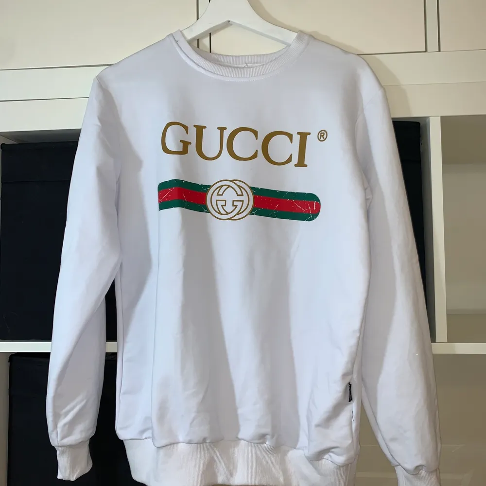 Gucci sweatshirt. OBS inte äkta! Är köpt i Turkiet och aldrig använd 💗. Tröjor & Koftor.
