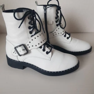 Vita kängor från Tamaris strl 37 - Vita kängor från Tamaris i strl 37. Knappt använda, mycket fint skick. 