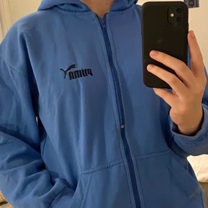 Puma hoodie - Hoodie från puma i bra skick😃sjukt snyggt märke på ryggen❤️ frakt tillkommer på 69 kr😙
