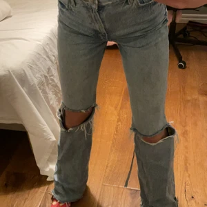 Jeans zara - Snygga ihåliga jeans från zara. Nypris 399kr skriv om ni vill ha fler bilder. Storlek 34 men e lite stora i storleken💕