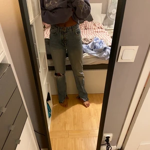Zara jeans med slits  - Jätte snygga Jeans från zara med slits och flera knappar❤️❤️❤️köpte dom för ett tag sen, nu är dom helt slutsålda!!❤️❤️❤️säljer dom för dom ej kommer till andvändning längre💞💞köpare står för frakt. BUDA❤️