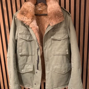 Ojardorf military fur jacket - Ojardorf jacka fodrad i varm kanin päls! Storlek large men sitter litet. Fint skick utan flaws!