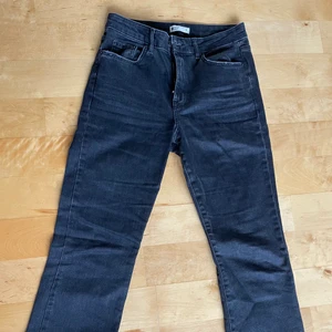 Jeans Gina tricot - Jeans från Gina tricot med bra kvalitet, inte använda särskilt mycket. Ganska korta på mig som är 172