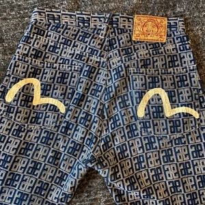 Vintage Evisu Suit - Säljer min kära tvådelade Evisu suit. Väldigt svårt att skilja sig från den men nu är det dags för den att få ett nytt hem! Storlek 38. Motsvarar medium. 100% authentic. SÅ FIN. Har använt den sparsamt så jag har inget att anmärka på. Pruta om den känns för dyr. 