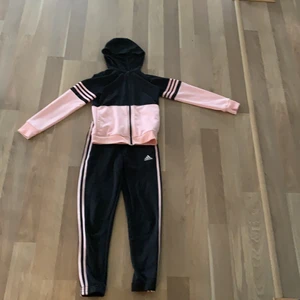 Adidas - Säljer detta set från stadium 💞 knappt använda, så d.v.s mycket bra skick  💞 storlek 11-12 år 💞 nypris 399kr men jag säljer de för 199kr 💞 hör av er vid intresse💞