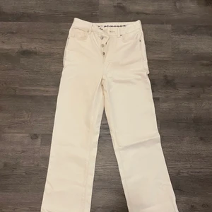 Jeans från bikbok - Säljer mina jeans från bikbok som jag endast använt 1 gång. Säljer pågrund av att de är försmå. Storlek 27. Köptes för 599. Köparen står för frakten!