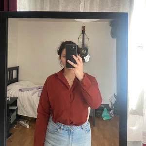 Röd skjorta - Säljer den här sjukt snygga röda skjortan från Gina tricot. Storlek 34 men jag som brukar vanligtvis ha storlek 38 passar jätte bra i den. Använd en gång. Säljer den för 80kr plus frakt som köparen få står för.