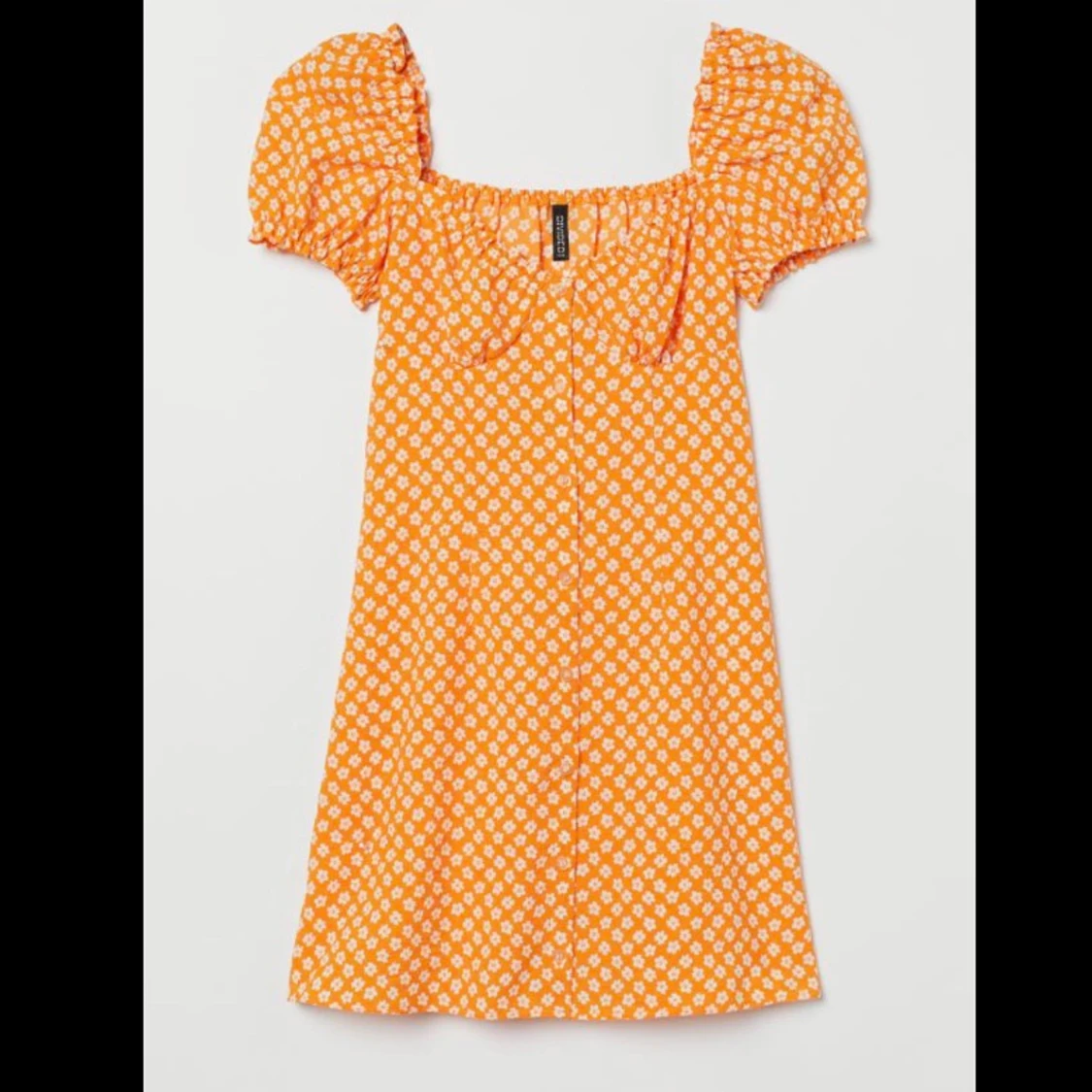 Orange blommig klänning