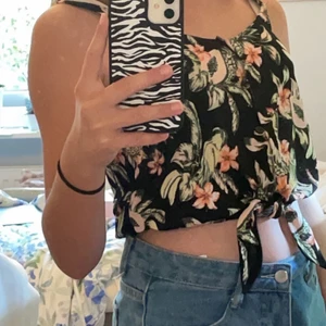 Gullig h&m tanktopp! - Fin  h&m tanktopp som nästan aldrig har gått till användning!🐚  väldigt bekväm och perfekt till sommaren:) kostar 30kr och jag står inte för frakten! Storlek S