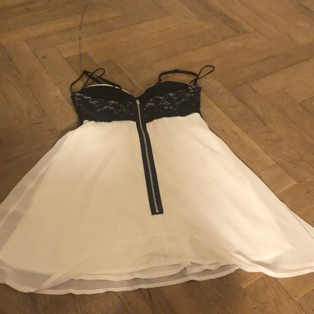 Jag säljer denna klänning för 40kr, köparen står för frakten. Står tyvärr inte vilken storlek den är i men skulle tippa på att den är i storlek xs-s. Aldrig använt.. Klänningar.