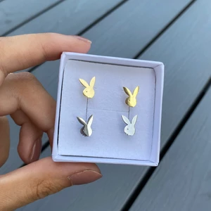 Playboy örhängen  - Superfina örhängen i rostfritt stål, finns att köpa hos tinsel.se 🥰