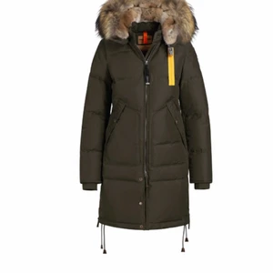 Medium M/L - En grön parajumer har använt den ett par gånger och det va inte min typ av jacka . Den är shentvättat .orginal priset 10 499 kr men jag säljer den för 7000kr