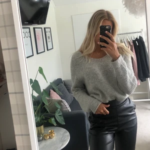 Stickad tröja från stradivarius  - Grå stickad tröja ifrån stradivarius i ett jätteskönt material💕