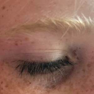 Smink - Underbara ögonfransar och ögonbryn på köpet. På mig sitter dem så vackert.