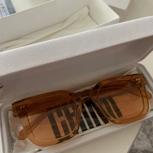 chimi 004  - Chimi glasögon, i modellen 004. Färgen peach, med clear lins. Det är ”core collection” som är slutsåld. Alla boxar etc finns kvar. Nypris 999kr säljer för 390. nyskick!
