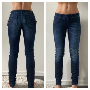 G-star RAW - Mörka supersnygga jeans från G-star, modell midge cody mid skinny, fickor med dragkedja bak. Nyskick. Skickas med spårbart paket. 