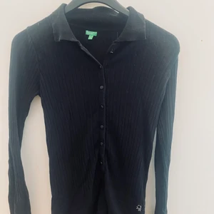 Svart tröja  - En svart mysig tröja. Gratis frakt 