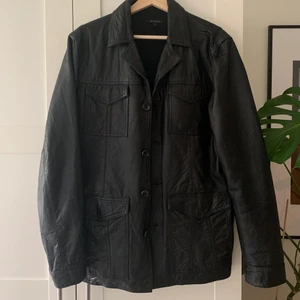 Oversized skinnjacka - Säljer en oversized skinnjacka som är köpt second hand!🖤 Jackan säger storlek S men är mer som en M skulle jag säga. Jackan är i fint skick, ända defekten är att knapparna på framsidan skulle behövas sy på på nytt. Lätt att fixa!🖤 köparen står för frakt 