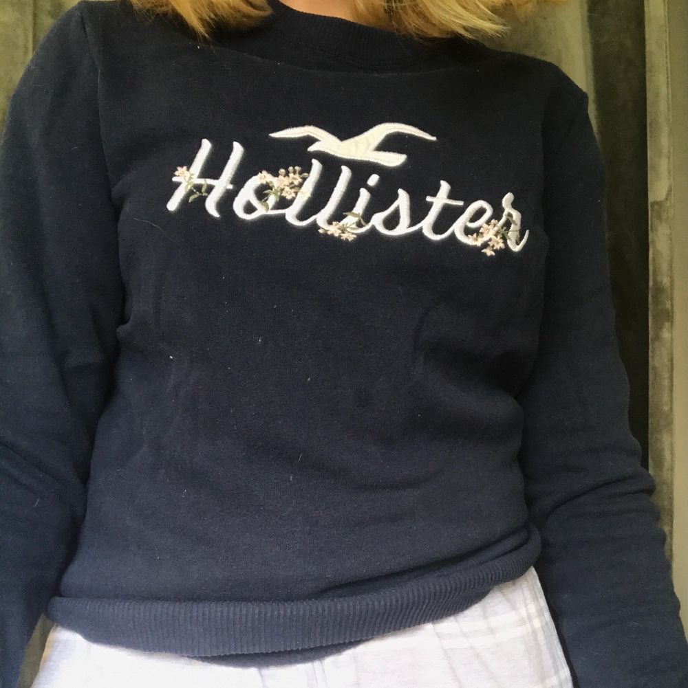 Nu säljer jag denna mörkblåa hollistertröjan i XS och den har helt normal passform! Den har inga fläckar.. Tröjor & Koftor.