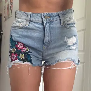 Säljer dessa jeans shorts med blommor både fram och i bak från Zara i storlek 38 då jag ej använder längre. Dessutom är dom lite förstora i midjan. Frakt tillkommer 💛