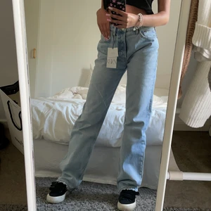 Mid rise jeans - Intressekol på dom slutsålda mid rise jeansen ifrån zara. Helt oanvända då dom sitter lite för löst i min smak.  Storlek 38 men passar en 36/34 beroende på hur man vill att dom sitter. BUD:450 SÅLDA!