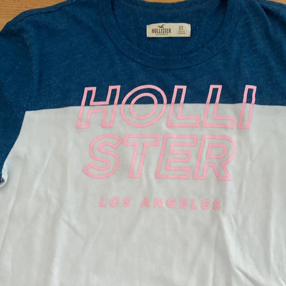 Tvåfärgad långärmad t-shirt från Hollister. T-shirts.