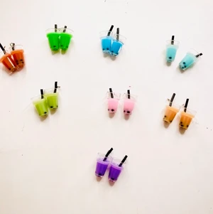 Drink berlocker  - 1 berlock= 5kr. 2 berlocker =10kr              2 berlocker + örhängen = 15kr                    + 10kr frakt