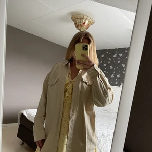 Skjorta  - Jättefin skjorta från Monki som använts endast 1 gång❤️ Nypris 160kr säljer för 50. Kan mötas upp i centrala Jönköping eller skicka via post (då står köparen för frakt) 