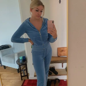 Juicy Couture set - Juicy Couture set, passar storlek 36/38. Nästan oanvänd, säljer för att jag måste rensa min garderob 🦋 skriv privat om ni har några frågor 🤍 (vet ej om det är äkta därav priset) 