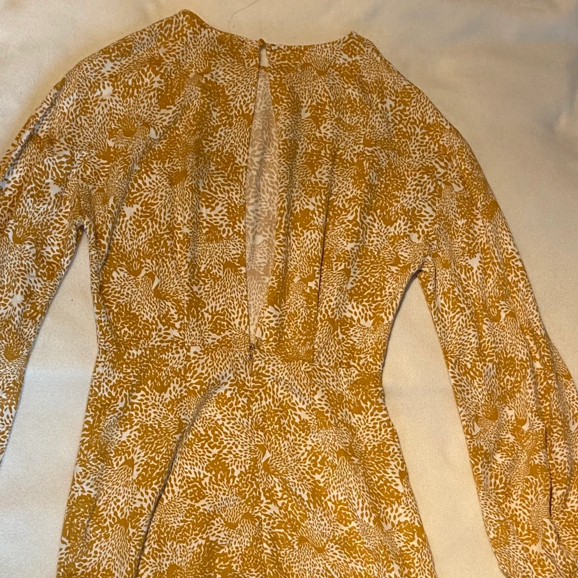 En gul och vit klänning i strl xs - 91