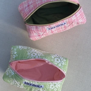 Necessär 💚💖 - Säljer dessa två handsydda necessärer för 275 kr/styck i modellen Viola, perfekta till förvaring av smycken/smink 💚 tar beställningar via min instagram @lily_isola 🥰