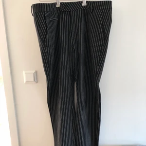 Les duex kostymbyxor - Kostymbyxor från les duex. Svart och vit randiga, storlek 33 slim fit 