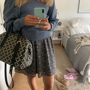 Super gullig kjol - Säljer en super gullig blommig kjol från HM. Såå fin verkligen! Storlek XS men passar S. Pris 120kr🤍