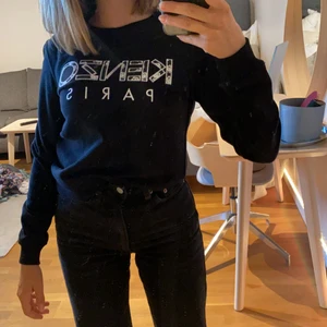 Kenzo Sweatshirt - Kenzo Paris roses swatshirt storlek xs, använd ett fåtal gånger och är i väldigt bra skick. Nypris 195 Euro 