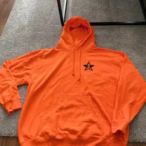 Orange jeffree star hoodie i storlek XL, aldrig använd.