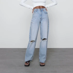 Zara jeans 32 - Zara jeans i stl 32 med hål på knäna. Jätte fint skick 🌟 Passar dig som är ca 163-170 beroende på hur du vill att dom ska sitta. Bud från 100kr