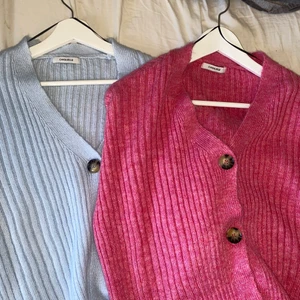 Cardigan från Chiquelle  - Säljer nu mina cardigans från chiquelle. Den blåa är använd 2 gånger och den rosa är aldrig använd. Det är onesize. Ny pris 399kr. Säljer båda för 300kr och en för 150kr. Jag bjuder på frakten vid snabb affär då jag vill bli av med dom💗
