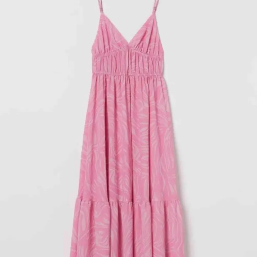 Söt rosa klänning i zebra print köpt från hm förra året och har tyvärr inte kommit till användning! Bud på 250 köp direkt för 320. Klänningar.